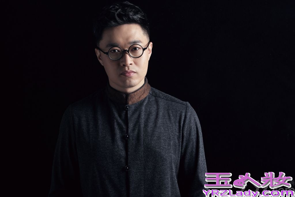 内地少有的80后优秀创作音乐人徐誉滕，为配合其个人第三张原创专辑《阿滕正传》的问世，今日曝光了一组个性实足的写真照。一直以来，提到徐誉滕，人们就会想到其经典的校园派曲风，轻淡地小清新小怀旧小复古，三年后“重返乐坛”终于发行了最新专辑《阿滕正传》，一改往日小清新路线，整张专辑的全部音乐制作部分由徐誉滕一人包办，专辑的包装设计他也参与其中，有媒体人称这张专辑可以说是徐誉滕的自传。徐誉滕的最新形象，随意又不失风格，成功打造成一位个性“音乐熟男”，而圆圆的黑框眼镜，简单利落的发型，从此都是他的全新标志。