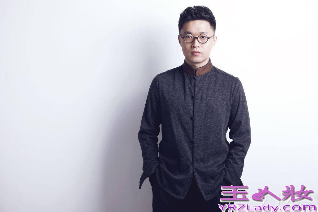 内地少有的80后优秀创作音乐人徐誉滕，为配合其个人第三张原创专辑《阿滕正传》的问世，今日曝光了一组个性实足的写真照。一直以来，提到徐誉滕，人们就会想到其经典的校园派曲风，轻淡地小清新小怀旧小复古，三年后“重返乐坛”终于发行了最新专辑《阿滕正传》，一改往日小清新路线，整张专辑的全部音乐制作部分由徐誉滕一人包办，专辑的包装设计他也参与其中，有媒体人称这张专辑可以说是徐誉滕的自传。徐誉滕的最新形象，随意又不失风格，成功打造成一位个性“音乐熟男”，而圆圆的黑框眼镜，简单利落的发型，从此都是他的全新标志。