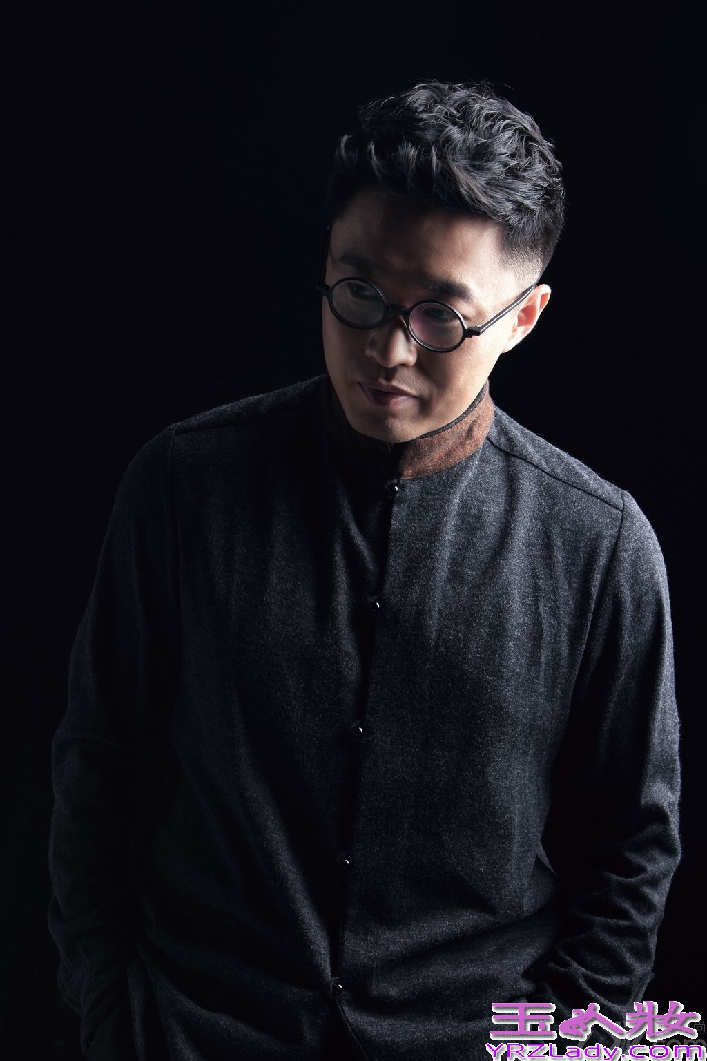 内地少有的80后优秀创作音乐人徐誉滕，为配合其个人第三张原创专辑《阿滕正传》的问世，今日曝光了一组个性实足的写真照。一直以来，提到徐誉滕，人们就会想到其经典的校园派曲风，轻淡地小清新小怀旧小复古，三年后“重返乐坛”终于发行了最新专辑《阿滕正传》，一改往日小清新路线，整张专辑的全部音乐制作部分由徐誉滕一人包办，专辑的包装设计他也参与其中，有媒体人称这张专辑可以说是徐誉滕的自传。徐誉滕的最新形象，随意又不失风格，成功打造成一位个性“音乐熟男”，而圆圆的黑框眼镜，简单利落的发型，从此都是他的全新标志。