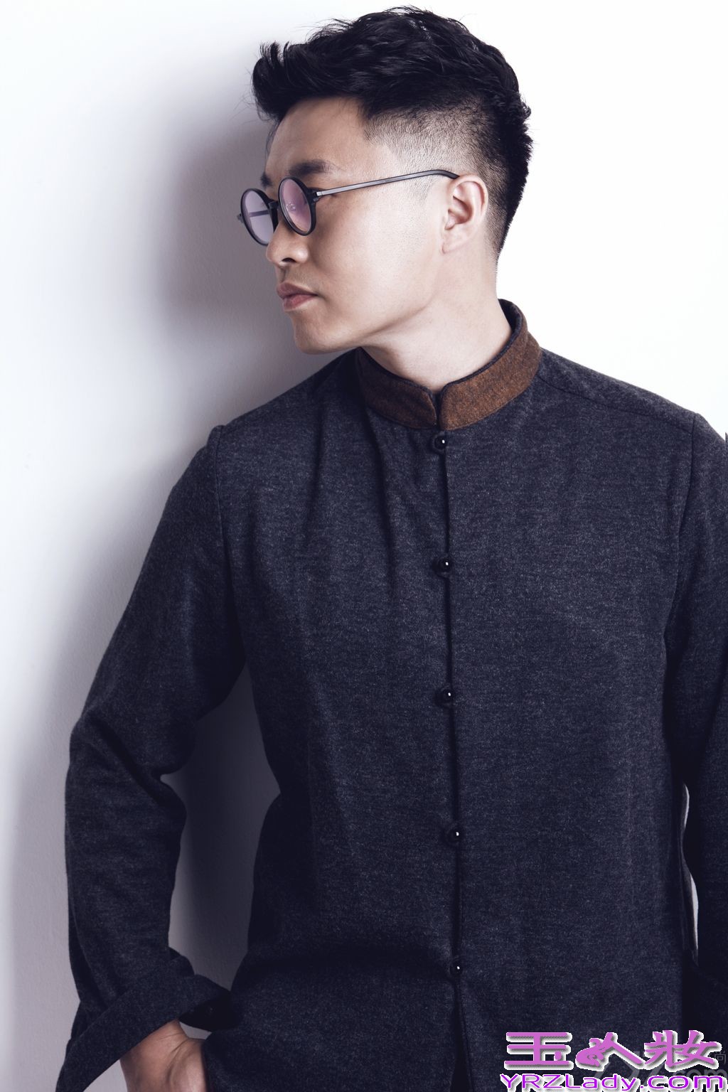 内地少有的80后优秀创作音乐人徐誉滕，为配合其个人第三张原创专辑《阿滕正传》的问世，今日曝光了一组个性实足的写真照。一直以来，提到徐誉滕，人们就会想到其经典的校园派曲风，轻淡地小清新小怀旧小复古，三年后“重返乐坛”终于发行了最新专辑《阿滕正传》，一改往日小清新路线，整张专辑的全部音乐制作部分由徐誉滕一人包办，专辑的包装设计他也参与其中，有媒体人称这张专辑可以说是徐誉滕的自传。徐誉滕的最新形象，随意又不失风格，成功打造成一位个性“音乐熟男”，而圆圆的黑框眼镜，简单利落的发型，从此都是他的全新标志。