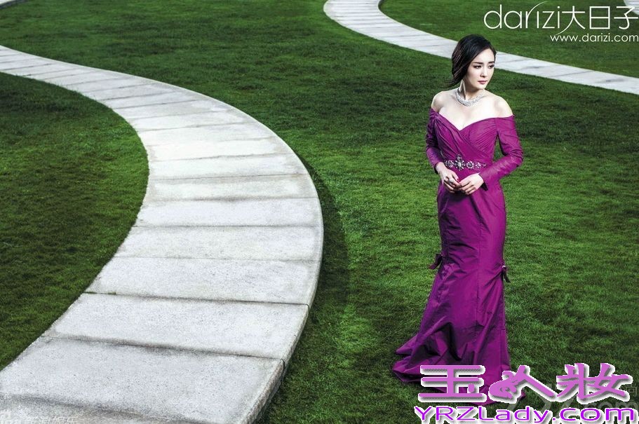 近日，事业爱情双赢的小花旦杨幂为香港著名新娘杂志拍摄了一组优雅婚纱礼服写真。图片中杨幂身穿甜美礼服短裙泳池边快乐嬉水。一袭纯白优雅婚纱与青青草地相互呼应，脸上洋溢着幸福的笑容。紫色抹胸礼服衬托出白皙的美肌，性感身材若隐若现，甜美优雅也不失小清新感。