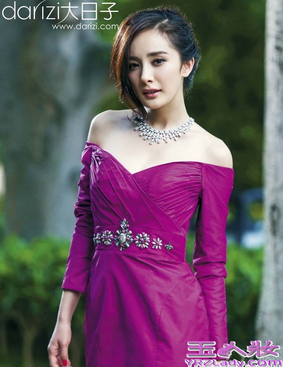 近日，事业爱情双赢的小花旦杨幂为香港著名新娘杂志拍摄了一组优雅婚纱礼服写真。图片中杨幂身穿甜美礼服短裙泳池边快乐嬉水。一袭纯白优雅婚纱与青青草地相互呼应，脸上洋溢着幸福的笑容。紫色抹胸礼服衬托出白皙的美肌，性感身材若隐若现，甜美优雅也不失小清新感。