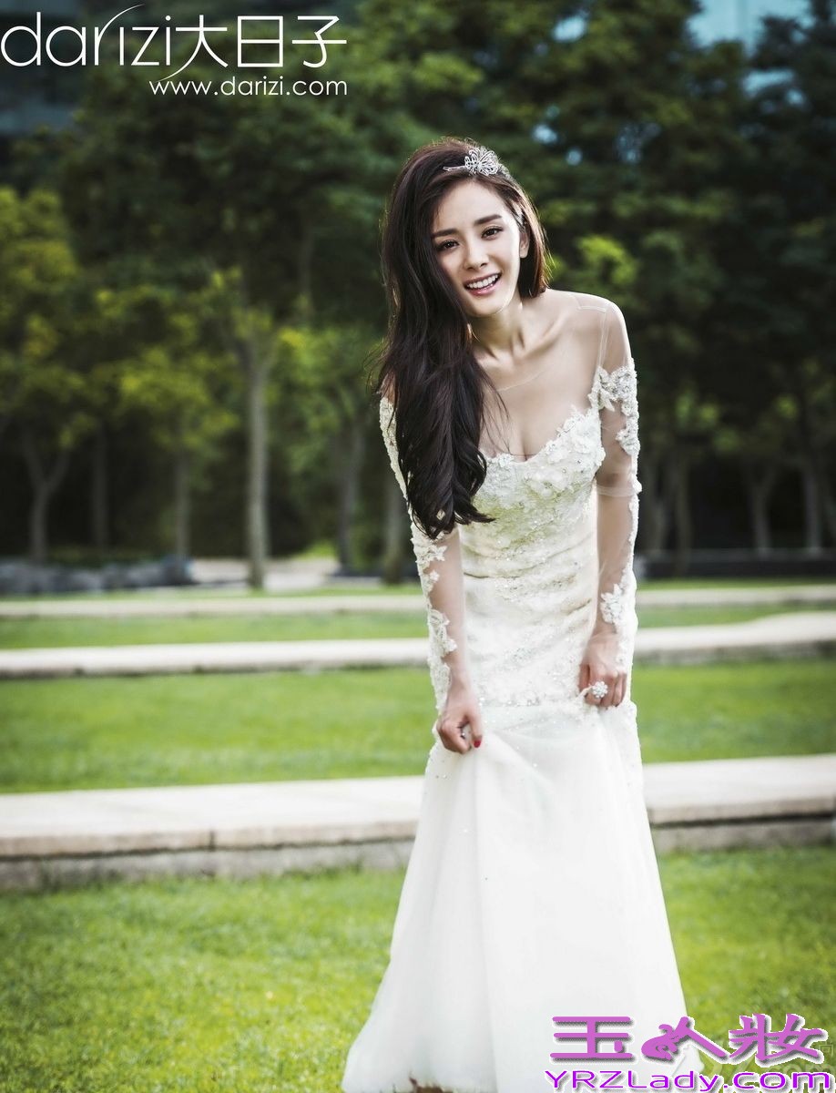 近日，事业爱情双赢的小花旦杨幂为香港著名新娘杂志拍摄了一组优雅婚纱礼服写真。图片中杨幂身穿甜美礼服短裙泳池边快乐嬉水。一袭纯白优雅婚纱与青青草地相互呼应，脸上洋溢着幸福的笑容。紫色抹胸礼服衬托出白皙的美肌，性感身材若隐若现，甜美优雅也不失小清新感。