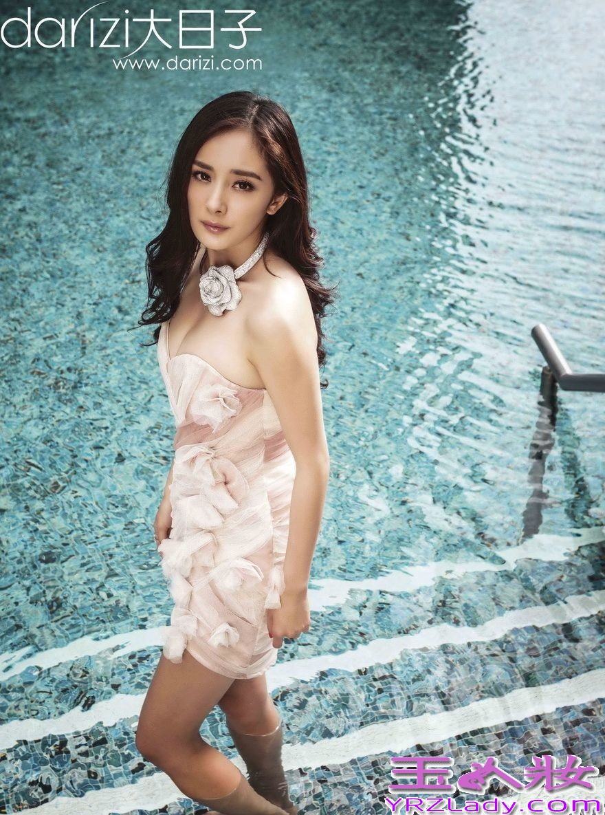 近日，事业爱情双赢的小花旦杨幂为香港著名新娘杂志拍摄了一组优雅婚纱礼服写真。图片中杨幂身穿甜美礼服短裙泳池边快乐嬉水。一袭纯白优雅婚纱与青青草地相互呼应，脸上洋溢着幸福的笑容。紫色抹胸礼服衬托出白皙的美肌，性感身材若隐若现，甜美优雅也不失小清新感。