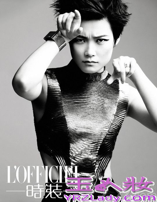 李宇春最新封面，紧跟粗眉妆潮流，大拖尾眼线彰显个性，妆感犀利、超越性别，有如灿烂而独行特立的性格少年。