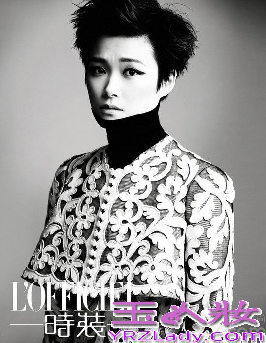 李宇春最新封面，紧跟粗眉妆潮流，大拖尾眼线彰显个性，妆感犀利、超越性别，有如灿烂而独行特立的性格少年。