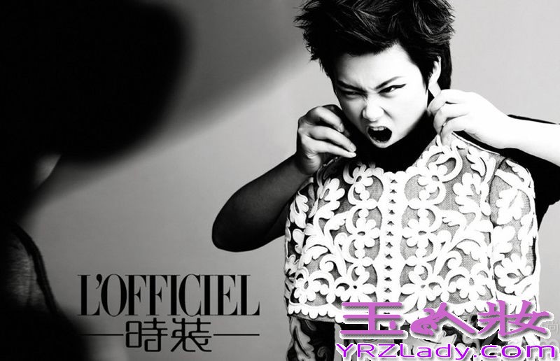 李宇春最新封面，紧跟粗眉妆潮流，大拖尾眼线彰显个性，妆感犀利、超越性别，有如灿烂而独行特立的性格少年。