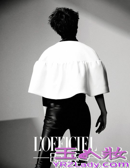 李宇春最新封面，紧跟粗眉妆潮流，大拖尾眼线彰显个性，妆感犀利、超越性别，有如灿烂而独行特立的性格少年。