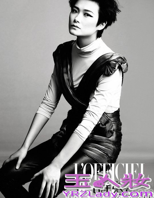 李宇春最新封面，紧跟粗眉妆潮流，大拖尾眼线彰显个性，妆感犀利、超越性别，有如灿烂而独行特立的性格少年。