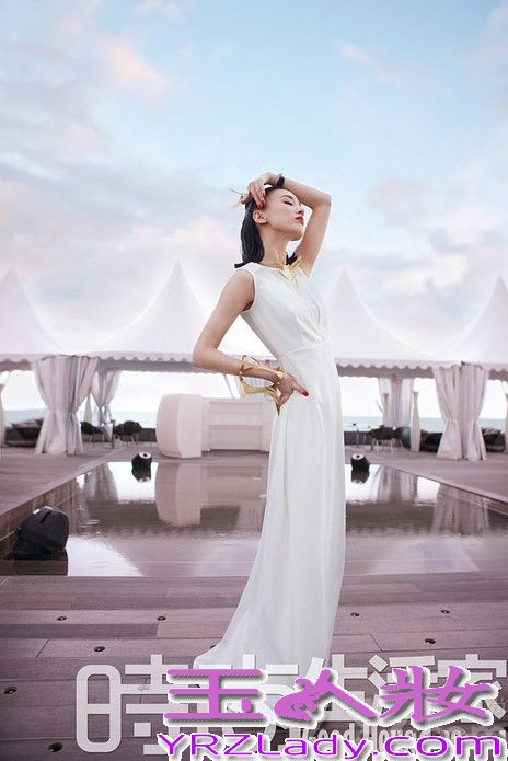 黄圣依现身戛纳，王月心监制拍摄时尚大片，尝试设计师王培沂的三套小礼服。