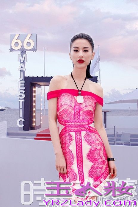 黄圣依现身戛纳，王月心监制拍摄时尚大片，尝试设计师王培沂的三套小礼服。