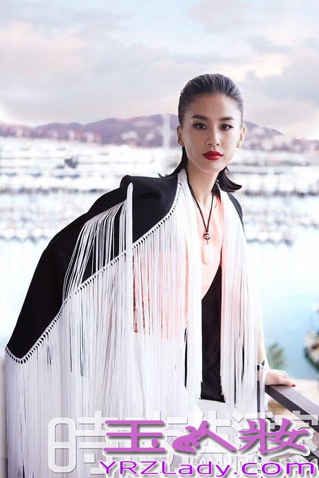 黄圣依现身戛纳，王月心监制拍摄时尚大片，尝试设计师王培沂的三套小礼服。