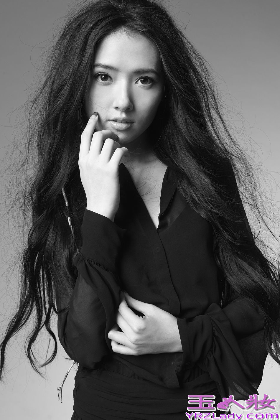 凭借《小时代》中南湘一角爆红的“妹花女神”郭碧婷于近日曝光了一组黑白大片，质感十足颇具气势，尽显高贵唯美气质，女神范儿展露无遗。