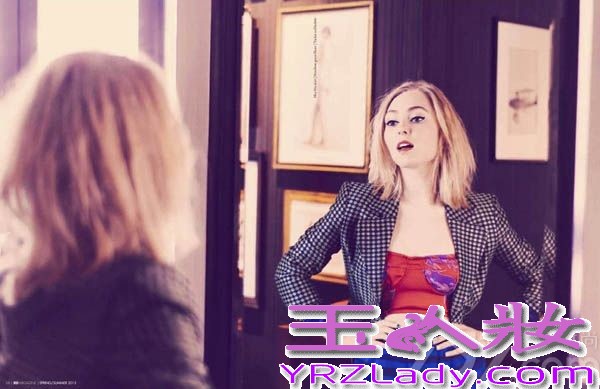 <p>近日，热门美剧《凯莉日记》的女主角安娜索菲亚&middot;罗伯为《303》杂志拍摄的一组靓丽写真曝光。安娜索菲亚轻熟女姿态拍写真，金发红唇魅惑无限。</p>