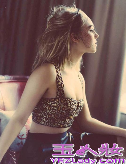 <p>近日，热门美剧《凯莉日记》的女主角安娜索菲亚&middot;罗伯为《303》杂志拍摄的一组靓丽写真曝光。安娜索菲亚轻熟女姿态拍写真，金发红唇魅惑无限。</p>