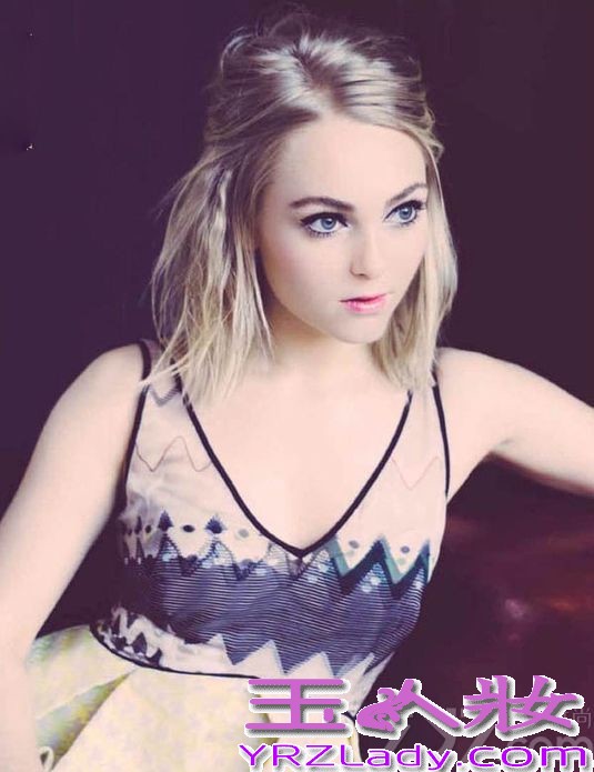 <p>近日，热门美剧《凯莉日记》的女主角安娜索菲亚&middot;罗伯为《303》杂志拍摄的一组靓丽写真曝光。安娜索菲亚轻熟女姿态拍写真，金发红唇魅惑无限。</p>