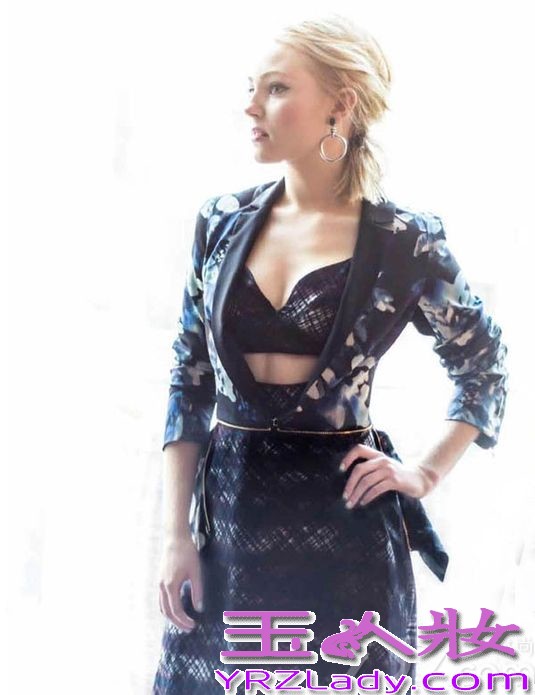 <p>近日，热门美剧《凯莉日记》的女主角安娜索菲亚&middot;罗伯为《303》杂志拍摄的一组靓丽写真曝光。安娜索菲亚轻熟女姿态拍写真，金发红唇魅惑无限。</p>