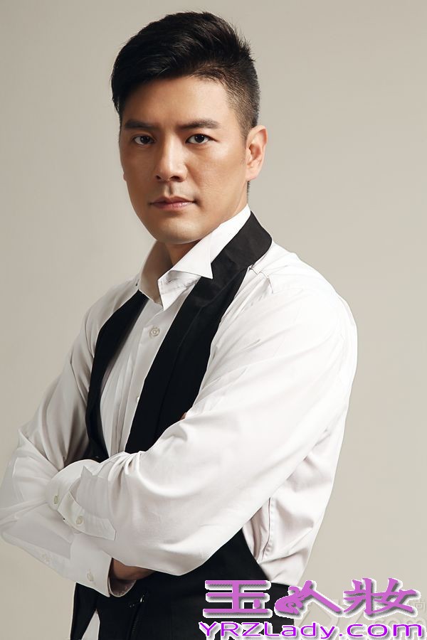 近日因主演电视剧《精忠岳飞》而人气劲增的内地演员吴卓翰，在京拍摄了一组时尚写真大片，镜头中的吴卓翰多款造型打造不同风格，为观众很好的诠释了男人特有的魅力品格及阳光活力。