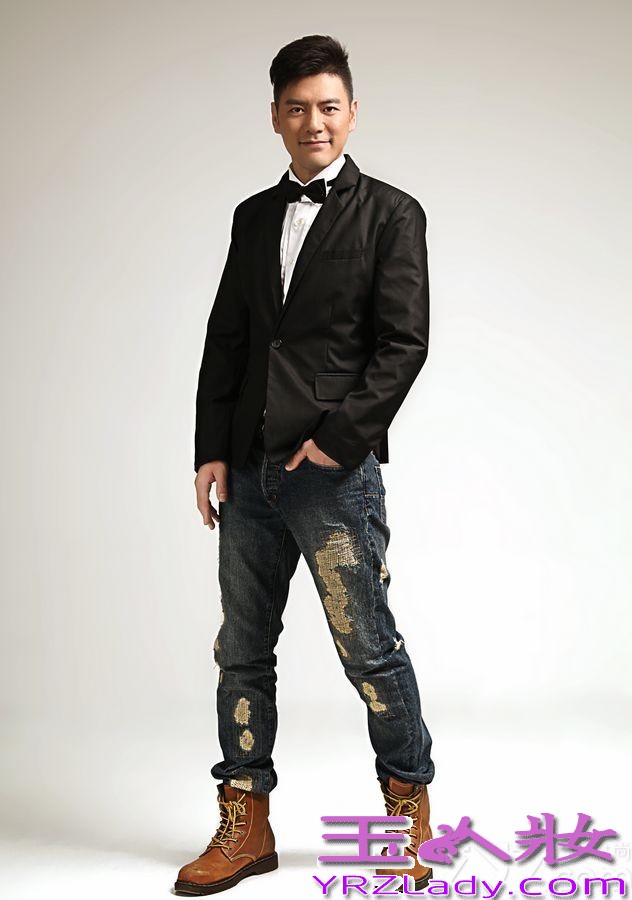 近日因主演电视剧《精忠岳飞》而人气劲增的内地演员吴卓翰，在京拍摄了一组时尚写真大片，镜头中的吴卓翰多款造型打造不同风格，为观众很好的诠释了男人特有的魅力品格及阳光活力。