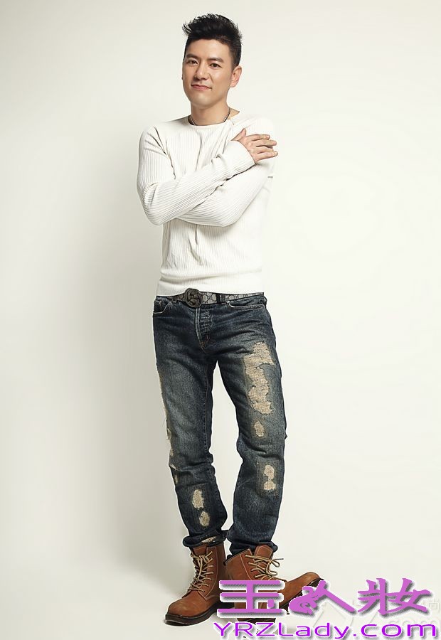 近日因主演电视剧《精忠岳飞》而人气劲增的内地演员吴卓翰，在京拍摄了一组时尚写真大片，镜头中的吴卓翰多款造型打造不同风格，为观众很好的诠释了男人特有的魅力品格及阳光活力。