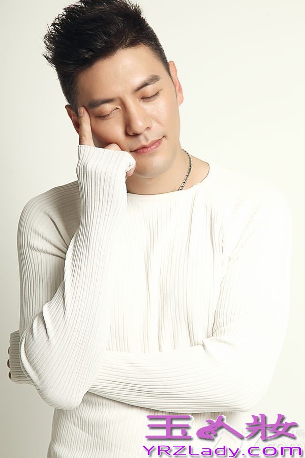 近日因主演电视剧《精忠岳飞》而人气劲增的内地演员吴卓翰，在京拍摄了一组时尚写真大片，镜头中的吴卓翰多款造型打造不同风格，为观众很好的诠释了男人特有的魅力品格及阳光活力。