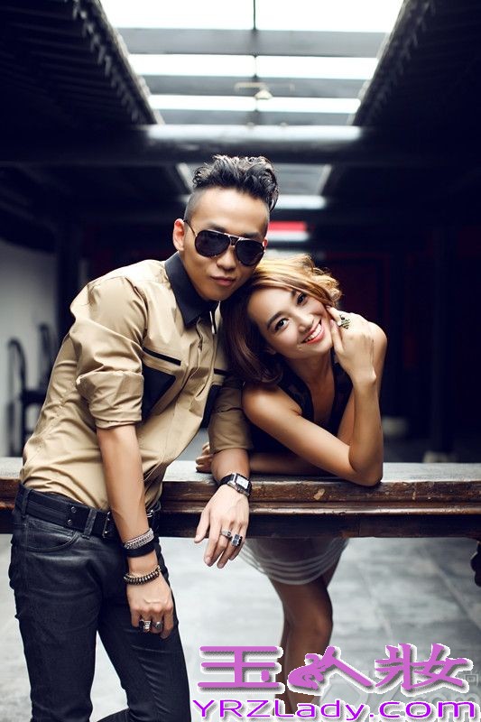 深V露背长裙、黑白镂空时装、中性内衣搭配廓形男装外套、墨镜下闪烁迷离妩媚的双眼……这样的妖娆妩媚和千面多变，哪里是我们熟悉的那个清新知性的女主持朱丹？这组朱丹搭档国内先锋高级时装设计师张驰的迷幻大片一登场，网友就呼“亮瞎了”！的确，在朱丹以往的造型里，很少出现这样性感妩媚的时刻。而这组大片里的每一套造型，犹如对朱丹的一个探索和挖掘。无怪乎有时尚编辑感慨：“女主持人中，朱丹的衣品是越来越正，也越来越范儿！”“拒绝改变”永远是时尚追随者的死穴，而朱丹看上去应该是没有这个穴位的。这么多年来，勇于挑战的朱丹其事业版图并不是只在主持界，在时尚圈也照样玩得风生水起，并且当她振臂一呼“要进军演艺圈”时又立马片约不断——没辙儿，“跨界女王”人气就是这么高！