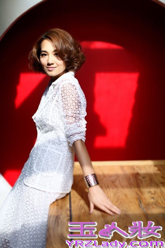 深V露背长裙、黑白镂空时装、中性内衣搭配廓形男装外套、墨镜下闪烁迷离妩媚的双眼……这样的妖娆妩媚和千面多变，哪里是我们熟悉的那个清新知性的女主持朱丹？这组朱丹搭档国内先锋高级时装设计师张驰的迷幻大片一登场，网友就呼“亮瞎了”！的确，在朱丹以往的造型里，很少出现这样性感妩媚的时刻。而这组大片里的每一套造型，犹如对朱丹的一个探索和挖掘。无怪乎有时尚编辑感慨：“女主持人中，朱丹的衣品是越来越正，也越来越范儿！”“拒绝改变”永远是时尚追随者的死穴，而朱丹看上去应该是没有这个穴位的。这么多年来，勇于挑战的朱丹其事业版图并不是只在主持界，在时尚圈也照样玩得风生水起，并且当她振臂一呼“要进军演艺圈”时又立马片约不断——没辙儿，“跨界女王”人气就是这么高！