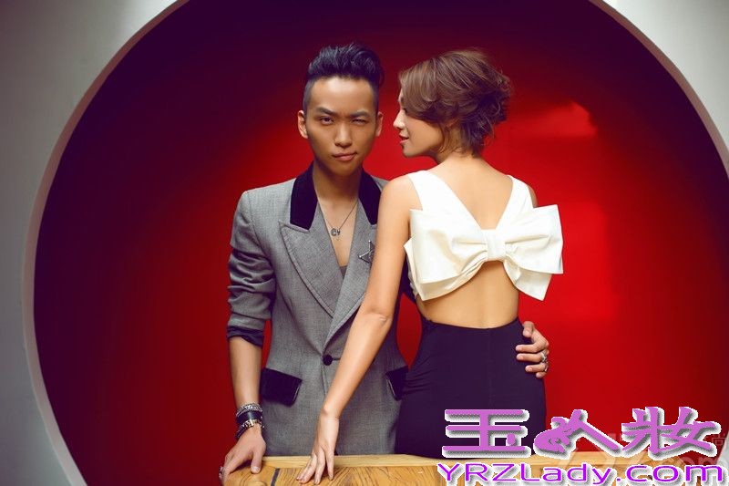 深V露背长裙、黑白镂空时装、中性内衣搭配廓形男装外套、墨镜下闪烁迷离妩媚的双眼……这样的妖娆妩媚和千面多变，哪里是我们熟悉的那个清新知性的女主持朱丹？这组朱丹搭档国内先锋高级时装设计师张驰的迷幻大片一登场，网友就呼“亮瞎了”！的确，在朱丹以往的造型里，很少出现这样性感妩媚的时刻。而这组大片里的每一套造型，犹如对朱丹的一个探索和挖掘。无怪乎有时尚编辑感慨：“女主持人中，朱丹的衣品是越来越正，也越来越范儿！”“拒绝改变”永远是时尚追随者的死穴，而朱丹看上去应该是没有这个穴位的。这么多年来，勇于挑战的朱丹其事业版图并不是只在主持界，在时尚圈也照样玩得风生水起，并且当她振臂一呼“要进军演艺圈”时又立马片约不断——没辙儿，“跨界女王”人气就是这么高！