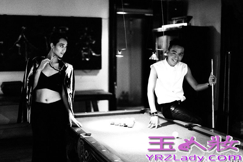 深V露背长裙、黑白镂空时装、中性内衣搭配廓形男装外套、墨镜下闪烁迷离妩媚的双眼……这样的妖娆妩媚和千面多变，哪里是我们熟悉的那个清新知性的女主持朱丹？这组朱丹搭档国内先锋高级时装设计师张驰的迷幻大片一登场，网友就呼“亮瞎了”！的确，在朱丹以往的造型里，很少出现这样性感妩媚的时刻。而这组大片里的每一套造型，犹如对朱丹的一个探索和挖掘。无怪乎有时尚编辑感慨：“女主持人中，朱丹的衣品是越来越正，也越来越范儿！”“拒绝改变”永远是时尚追随者的死穴，而朱丹看上去应该是没有这个穴位的。这么多年来，勇于挑战的朱丹其事业版图并不是只在主持界，在时尚圈也照样玩得风生水起，并且当她振臂一呼“要进军演艺圈”时又立马片约不断——没辙儿，“跨界女王”人气就是这么高！