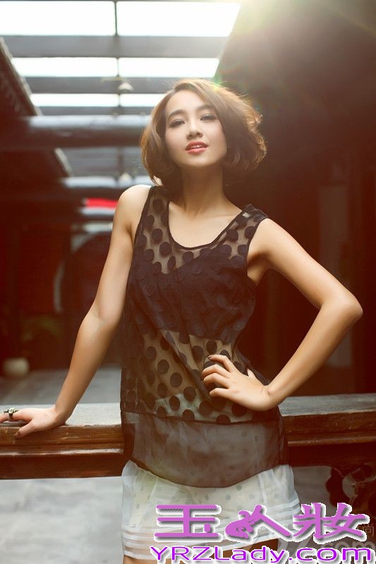 深V露背长裙、黑白镂空时装、中性内衣搭配廓形男装外套、墨镜下闪烁迷离妩媚的双眼……这样的妖娆妩媚和千面多变，哪里是我们熟悉的那个清新知性的女主持朱丹？这组朱丹搭档国内先锋高级时装设计师张驰的迷幻大片一登场，网友就呼“亮瞎了”！的确，在朱丹以往的造型里，很少出现这样性感妩媚的时刻。而这组大片里的每一套造型，犹如对朱丹的一个探索和挖掘。无怪乎有时尚编辑感慨：“女主持人中，朱丹的衣品是越来越正，也越来越范儿！”“拒绝改变”永远是时尚追随者的死穴，而朱丹看上去应该是没有这个穴位的。这么多年来，勇于挑战的朱丹其事业版图并不是只在主持界，在时尚圈也照样玩得风生水起，并且当她振臂一呼“要进军演艺圈”时又立马片约不断——没辙儿，“跨界女王”人气就是这么高！