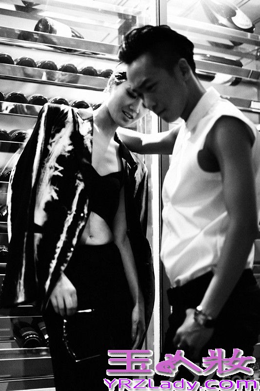 深V露背长裙、黑白镂空时装、中性内衣搭配廓形男装外套、墨镜下闪烁迷离妩媚的双眼……这样的妖娆妩媚和千面多变，哪里是我们熟悉的那个清新知性的女主持朱丹？这组朱丹搭档国内先锋高级时装设计师张驰的迷幻大片一登场，网友就呼“亮瞎了”！的确，在朱丹以往的造型里，很少出现这样性感妩媚的时刻。而这组大片里的每一套造型，犹如对朱丹的一个探索和挖掘。无怪乎有时尚编辑感慨：“女主持人中，朱丹的衣品是越来越正，也越来越范儿！”“拒绝改变”永远是时尚追随者的死穴，而朱丹看上去应该是没有这个穴位的。这么多年来，勇于挑战的朱丹其事业版图并不是只在主持界，在时尚圈也照样玩得风生水起，并且当她振臂一呼“要进军演艺圈”时又立马片约不断——没辙儿，“跨界女王”人气就是这么高！