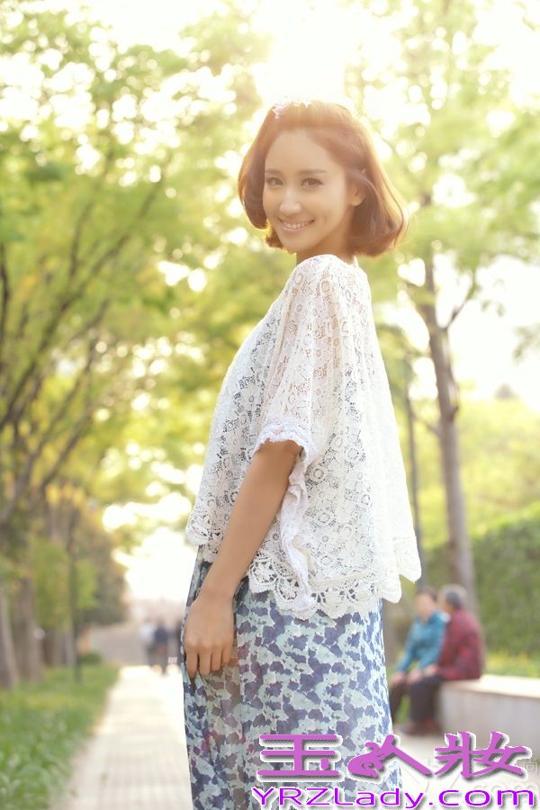 近日，陈彦妃以可爱短发搭配碎花长裙出镜，清新脱俗，恬静雅致纯净如水，并与萌态十足的白猫互摆造型，生动活泼，在夏日暖暖的阳光映衬下，宛若不食人间烟火的森林仙子，莞尔一笑让整个世界都明亮了起来。