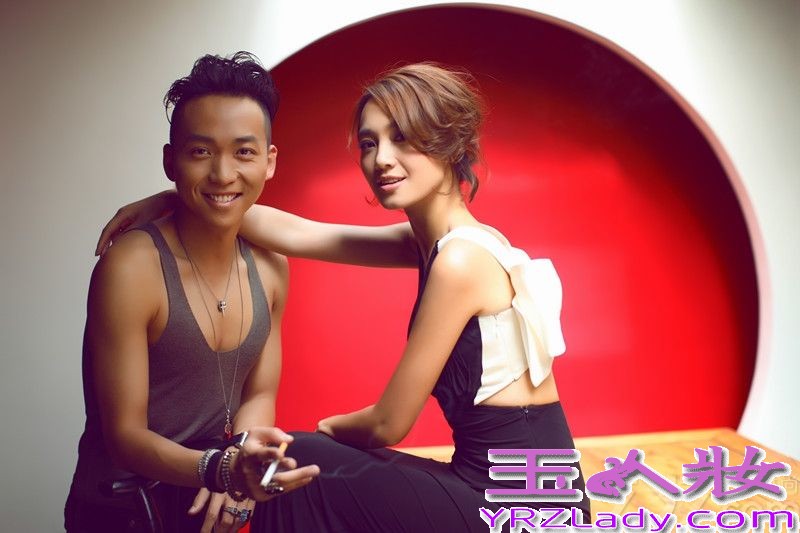 深V露背长裙、黑白镂空时装、中性内衣搭配廓形男装外套、墨镜下闪烁迷离妩媚的双眼……这样的妖娆妩媚和千面多变，哪里是我们熟悉的那个清新知性的女主持朱丹？这组朱丹搭档国内先锋高级时装设计师张驰的迷幻大片一登场，网友就呼“亮瞎了”！的确，在朱丹以往的造型里，很少出现这样性感妩媚的时刻。而这组大片里的每一套造型，犹如对朱丹的一个探索和挖掘。无怪乎有时尚编辑感慨：“女主持人中，朱丹的衣品是越来越正，也越来越范儿！”“拒绝改变”永远是时尚追随者的死穴，而朱丹看上去应该是没有这个穴位的。这么多年来，勇于挑战的朱丹其事业版图并不是只在主持界，在时尚圈也照样玩得风生水起，并且当她振臂一呼“要进军演艺圈”时又立马片约不断——没辙儿，“跨界女王”人气就是这么高！