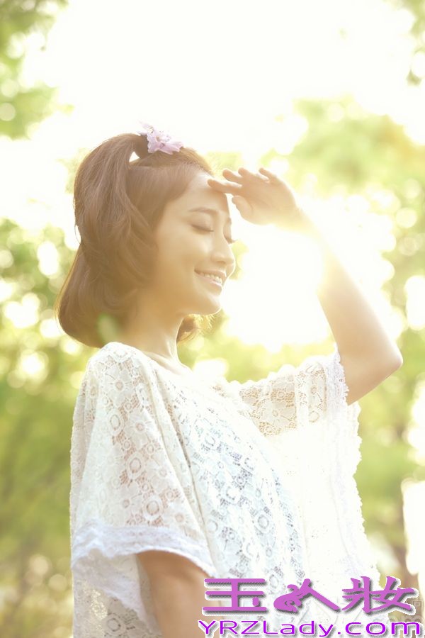 近日，陈彦妃以可爱短发搭配碎花长裙出镜，清新脱俗，恬静雅致纯净如水，并与萌态十足的白猫互摆造型，生动活泼，在夏日暖暖的阳光映衬下，宛若不食人间烟火的森林仙子，莞尔一笑让整个世界都明亮了起来。