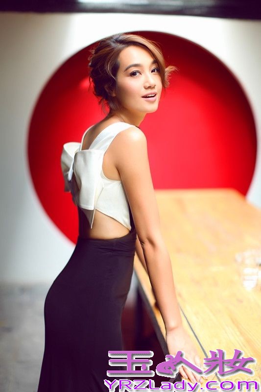 深V露背长裙、黑白镂空时装、中性内衣搭配廓形男装外套、墨镜下闪烁迷离妩媚的双眼……这样的妖娆妩媚和千面多变，哪里是我们熟悉的那个清新知性的女主持朱丹？这组朱丹搭档国内先锋高级时装设计师张驰的迷幻大片一登场，网友就呼“亮瞎了”！的确，在朱丹以往的造型里，很少出现这样性感妩媚的时刻。而这组大片里的每一套造型，犹如对朱丹的一个探索和挖掘。无怪乎有时尚编辑感慨：“女主持人中，朱丹的衣品是越来越正，也越来越范儿！”“拒绝改变”永远是时尚追随者的死穴，而朱丹看上去应该是没有这个穴位的。这么多年来，勇于挑战的朱丹其事业版图并不是只在主持界，在时尚圈也照样玩得风生水起，并且当她振臂一呼“要进军演艺圈”时又立马片约不断——没辙儿，“跨界女王”人气就是这么高！