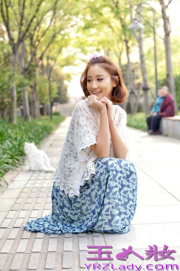 近日，陈彦妃以可爱短发搭配碎花长裙出镜，清新脱俗，恬静雅致纯净如水，并与萌态十足的白猫互摆造型，生动活泼，在夏日暖暖的阳光映衬下，宛若不食人间烟火的森林仙子，莞尔一笑让整个世界都明亮了起来。