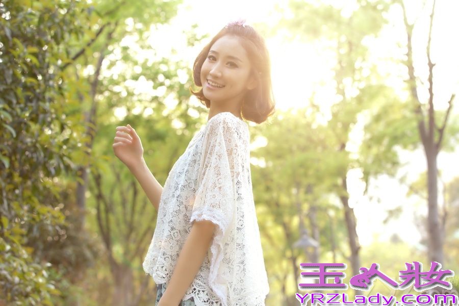 近日，陈彦妃以可爱短发搭配碎花长裙出镜，清新脱俗，恬静雅致纯净如水，并与萌态十足的白猫互摆造型，生动活泼，在夏日暖暖的阳光映衬下，宛若不食人间烟火的森林仙子，莞尔一笑让整个世界都明亮了起来。