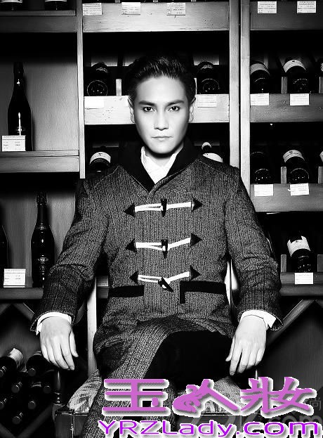 由黄晓明、丁子峻、罗嘉良主演的传奇史诗大戏《精忠岳飞》正在各大卫视热播。近日，丁子峻为杂志拍摄的一组时尚大片曝光，戏里扮冷峻皇帝赵构，戏外他却诠释“花熟男”，将成熟优雅与花漾美男完美融合。写真中，丁子峻或一袭驼色笔挺西装，头发梳得一丝不苟，手执雪茄，端坐在古色古香的檀木圆椅上；或身着中国结双排扣亚麻质西服，手举酒杯细品红酒，利落而洒脱；或身穿藏青色风衣置身酒窖，半拄着红伞，眼神冷酷深邃，举手投足间尽显贵族风范。