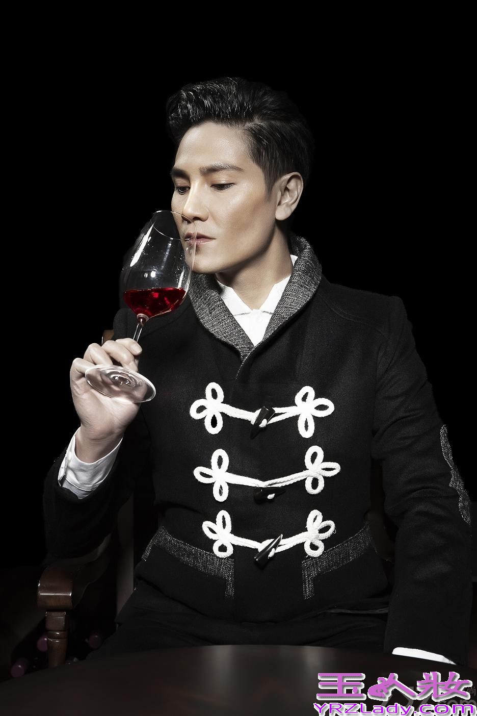 由黄晓明、丁子峻、罗嘉良主演的传奇史诗大戏《精忠岳飞》正在各大卫视热播。近日，丁子峻为杂志拍摄的一组时尚大片曝光，戏里扮冷峻皇帝赵构，戏外他却诠释“花熟男”，将成熟优雅与花漾美男完美融合。写真中，丁子峻或一袭驼色笔挺西装，头发梳得一丝不苟，手执雪茄，端坐在古色古香的檀木圆椅上；或身着中国结双排扣亚麻质西服，手举酒杯细品红酒，利落而洒脱；或身穿藏青色风衣置身酒窖，半拄着红伞，眼神冷酷深邃，举手投足间尽显贵族风范。