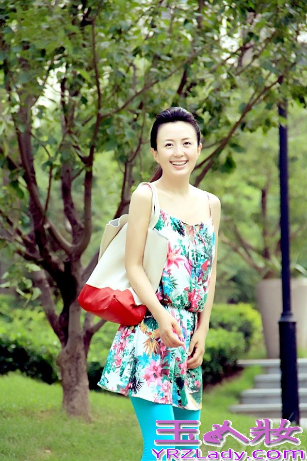 日前，女星杨童舒曝光了一组西班牙风写真，面容精致，笑容甜美，宛如豆蔻少女般静雅迷人。