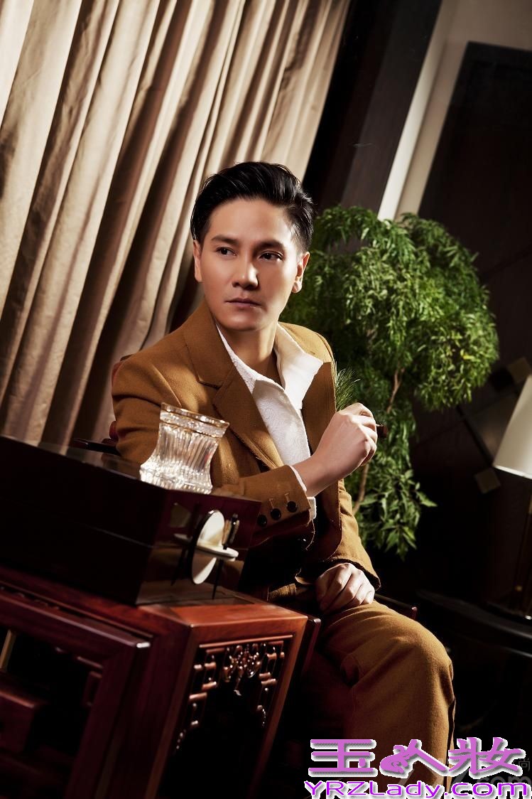 由黄晓明、丁子峻、罗嘉良主演的传奇史诗大戏《精忠岳飞》正在各大卫视热播。近日，丁子峻为杂志拍摄的一组时尚大片曝光，戏里扮冷峻皇帝赵构，戏外他却诠释“花熟男”，将成熟优雅与花漾美男完美融合。写真中，丁子峻或一袭驼色笔挺西装，头发梳得一丝不苟，手执雪茄，端坐在古色古香的檀木圆椅上；或身着中国结双排扣亚麻质西服，手举酒杯细品红酒，利落而洒脱；或身穿藏青色风衣置身酒窖，半拄着红伞，眼神冷酷深邃，举手投足间尽显贵族风范。