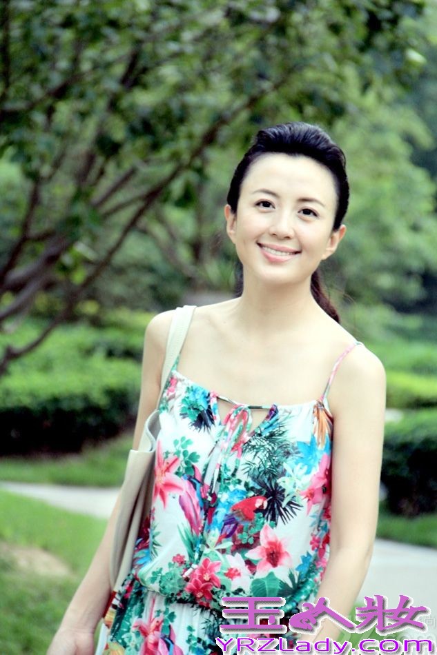 日前，女星杨童舒曝光了一组西班牙风写真，面容精致，笑容甜美，宛如豆蔻少女般静雅迷人。