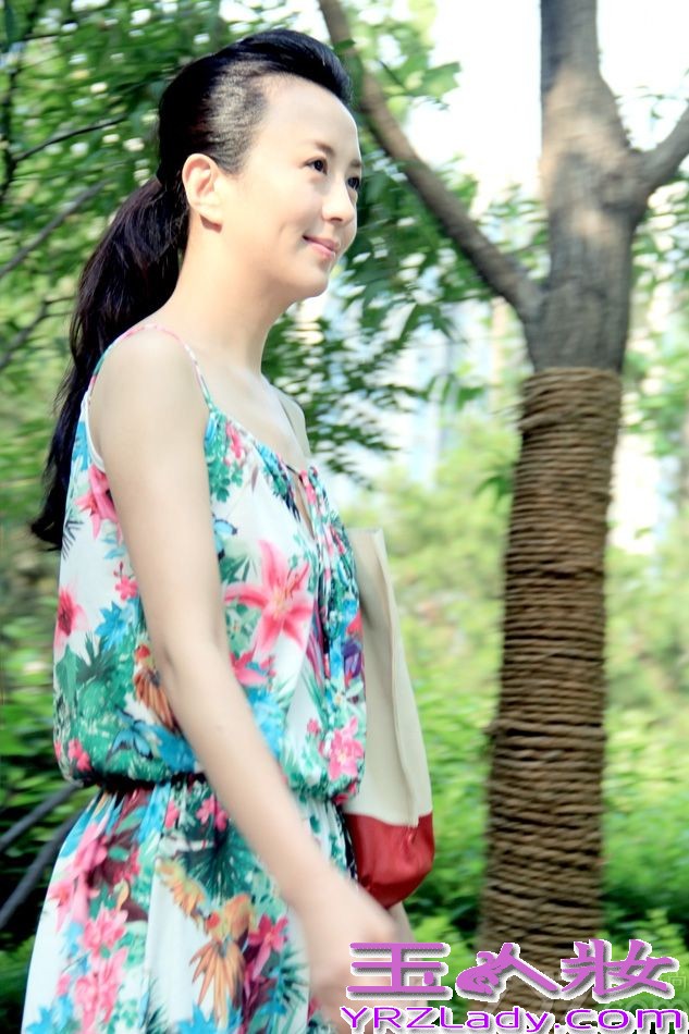 日前，女星杨童舒曝光了一组西班牙风写真，面容精致，笑容甜美，宛如豆蔻少女般静雅迷人。