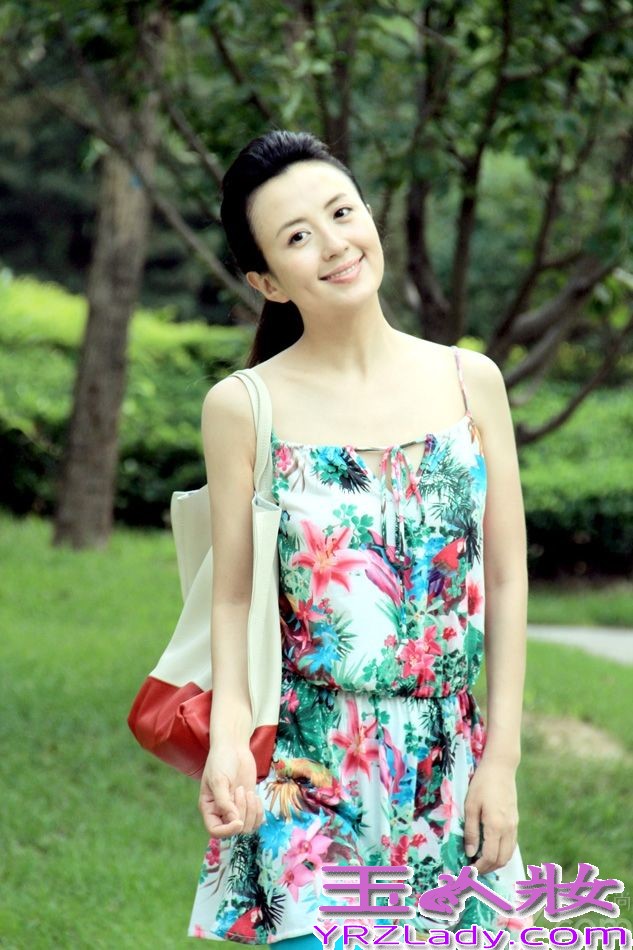 日前，女星杨童舒曝光了一组西班牙风写真，面容精致，笑容甜美，宛如豆蔻少女般静雅迷人。