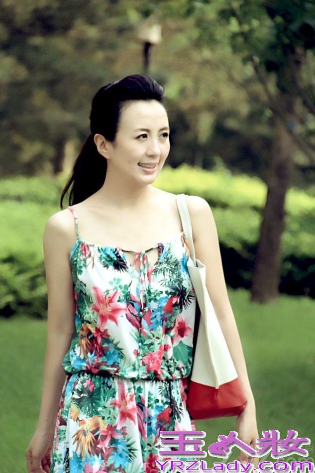 日前，女星杨童舒曝光了一组西班牙风写真，面容精致，笑容甜美，宛如豆蔻少女般静雅迷人。