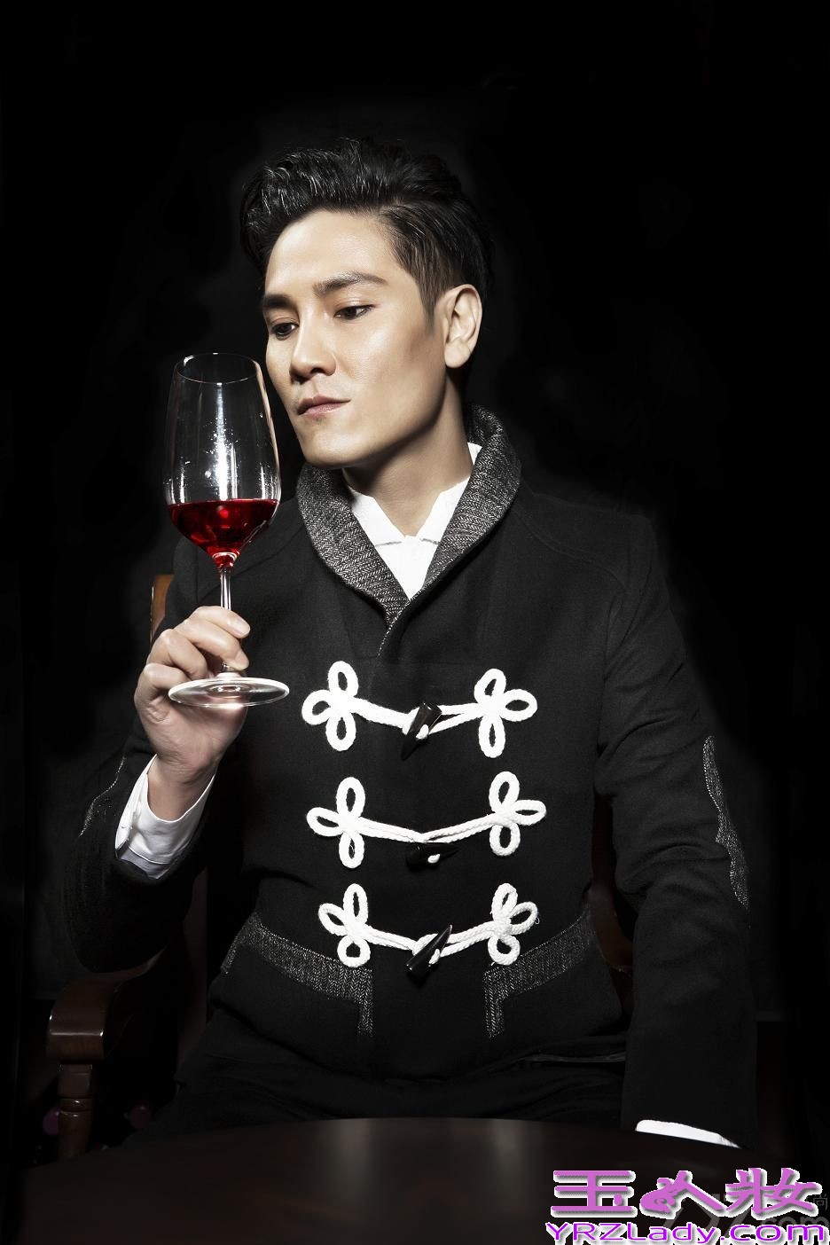 由黄晓明、丁子峻、罗嘉良主演的传奇史诗大戏《精忠岳飞》正在各大卫视热播。近日，丁子峻为杂志拍摄的一组时尚大片曝光，戏里扮冷峻皇帝赵构，戏外他却诠释“花熟男”，将成熟优雅与花漾美男完美融合。写真中，丁子峻或一袭驼色笔挺西装，头发梳得一丝不苟，手执雪茄，端坐在古色古香的檀木圆椅上；或身着中国结双排扣亚麻质西服，手举酒杯细品红酒，利落而洒脱；或身穿藏青色风衣置身酒窖，半拄着红伞，眼神冷酷深邃，举手投足间尽显贵族风范。