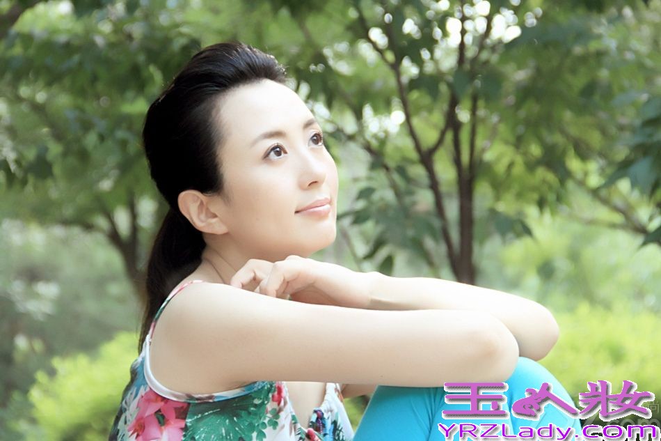 日前，女星杨童舒曝光了一组西班牙风写真，面容精致，笑容甜美，宛如豆蔻少女般静雅迷人。