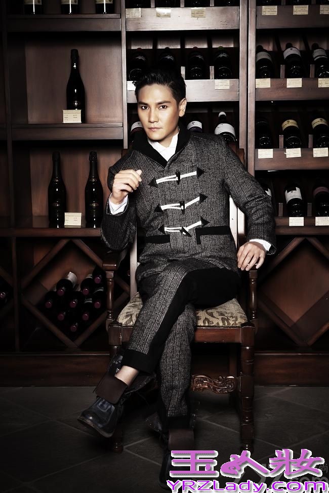 由黄晓明、丁子峻、罗嘉良主演的传奇史诗大戏《精忠岳飞》正在各大卫视热播。近日，丁子峻为杂志拍摄的一组时尚大片曝光，戏里扮冷峻皇帝赵构，戏外他却诠释“花熟男”，将成熟优雅与花漾美男完美融合。写真中，丁子峻或一袭驼色笔挺西装，头发梳得一丝不苟，手执雪茄，端坐在古色古香的檀木圆椅上；或身着中国结双排扣亚麻质西服，手举酒杯细品红酒，利落而洒脱；或身穿藏青色风衣置身酒窖，半拄着红伞，眼神冷酷深邃，举手投足间尽显贵族风范。