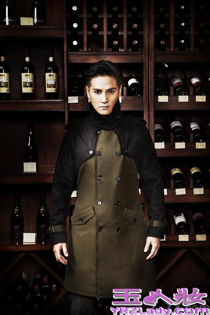 由黄晓明、丁子峻、罗嘉良主演的传奇史诗大戏《精忠岳飞》正在各大卫视热播。近日，丁子峻为杂志拍摄的一组时尚大片曝光，戏里扮冷峻皇帝赵构，戏外他却诠释“花熟男”，将成熟优雅与花漾美男完美融合。写真中，丁子峻或一袭驼色笔挺西装，头发梳得一丝不苟，手执雪茄，端坐在古色古香的檀木圆椅上；或身着中国结双排扣亚麻质西服，手举酒杯细品红酒，利落而洒脱；或身穿藏青色风衣置身酒窖，半拄着红伞，眼神冷酷深邃，举手投足间尽显贵族风范。