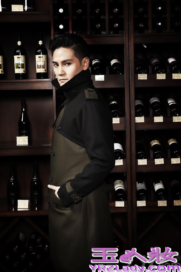 由黄晓明、丁子峻、罗嘉良主演的传奇史诗大戏《精忠岳飞》正在各大卫视热播。近日，丁子峻为杂志拍摄的一组时尚大片曝光，戏里扮冷峻皇帝赵构，戏外他却诠释“花熟男”，将成熟优雅与花漾美男完美融合。写真中，丁子峻或一袭驼色笔挺西装，头发梳得一丝不苟，手执雪茄，端坐在古色古香的檀木圆椅上；或身着中国结双排扣亚麻质西服，手举酒杯细品红酒，利落而洒脱；或身穿藏青色风衣置身酒窖，半拄着红伞，眼神冷酷深邃，举手投足间尽显贵族风范。